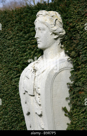 Statue en marbre appelés termes dans le Queens Garden de Kew Palace Gardens, London, UK Banque D'Images