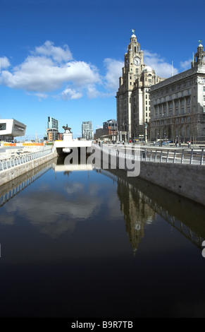 Le nouveau canal à travers l'avant de la Liverpool pierhead, un site du patrimoine mondial Banque D'Images