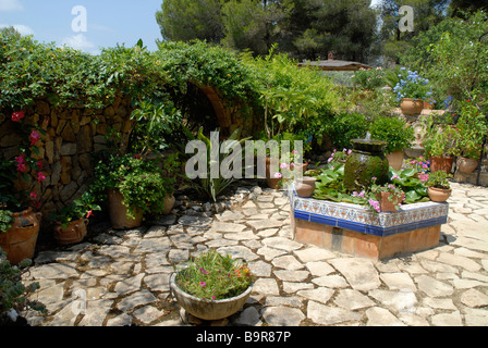 Jardin cour fermée typique espagnole avec étang, Jesus Pobre, Province d'Alicante, Communauté Valencienne, Espagne Banque D'Images