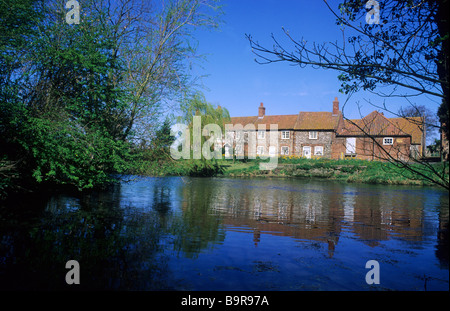 Burnham Overy River brûler cottages Norfolk East Anglia Angleterre Royaume-uni jolie terrasse avec de petites maisons de charme charme atchitecture Banque D'Images