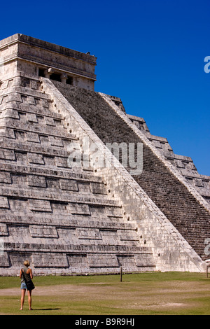 Le Mexique, l'état du Yucatan, site archéologique de Chichen Itza, classé au Patrimoine Mondial par l'UNESCO, El Castillo ou Pyramide de Banque D'Images