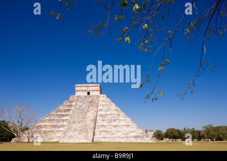 Le Mexique, l'état du Yucatan, site archéologique de Chichen Itza, classé au Patrimoine Mondial par l'UNESCO, El Castillo ou Pyramide de Banque D'Images