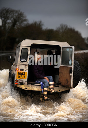 Un Land Rover DEFENDER DURS GRÂCE À L'INONDATION PRÈS DE MAISEMORE GLOUCESTERSHIRE UK JAN 2008 Banque D'Images