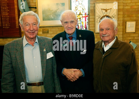 Anciens combattants australiens posent pour la photo. Chapelle de la RAF, Biggin Hill, Bromley, Kent, Londres, Angleterre, Royaume-Uni. Banque D'Images