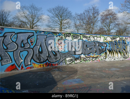 Graffiti sur le côté extérieur du mur du parc de planche à roulettes à Alexandra Palace Alexandra Park au nord de Londres vu en janvier 2009 Banque D'Images