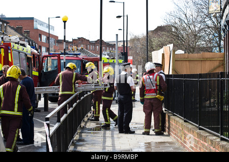 Uk échelle incendie Incendie moteur hommes femme Banque D'Images