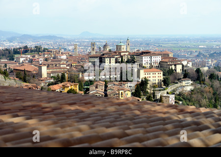 Bergame Città Alta Lombardie Italie sur un toit carrelée qui fournit l'espace de copie à partir de la via San Vigilio sur l'après-midi de printemps ensoleillé Banque D'Images