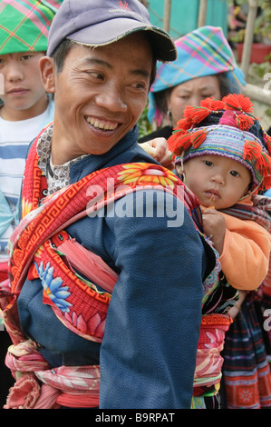 Jeune garçon Hmong en cours sur ses pères de retour près de Sapa Vietnam Banque D'Images