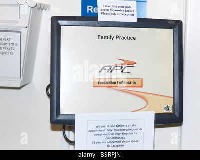 Vérifier à l'ordinateur à la chirurgie et la prescription des médecins fort Banque D'Images