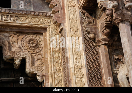 Finement sculptée porte taillées dans du grès dans Jahangir Mahal (palais) à Orchha. C'est l'un des palais construits b Banque D'Images