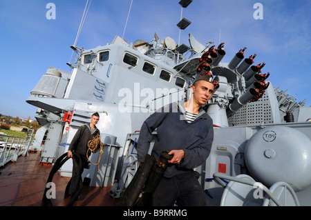 Les marins ukrainiens à travailler sur un navire de guerre de la marine ukrainienne à Sébastopol, Ukraine. Banque D'Images