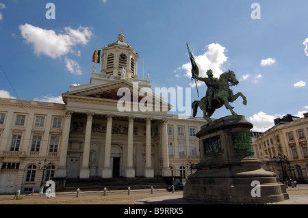 Statue de Geoffrey de Bouillon, avec l'église de Saint Jacques en arrière-plan, à Bruxelles, Belgique Banque D'Images