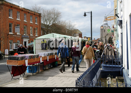 Marché le samedi à Lymington High Street dans le sud de l'Angleterre hampshire UK Banque D'Images