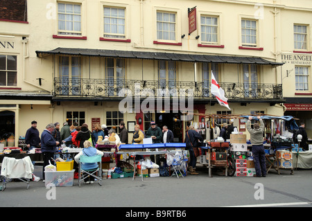 Marché le samedi à Lymington High Street dans le sud de l'Angleterre hampshire UK Banque D'Images