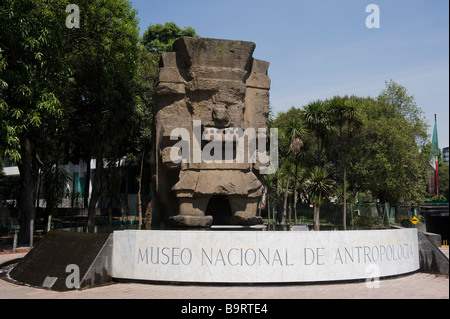 Ruine depeicted ancienne à l'entrée du Musée National d'anthropologie de Mexico Banque D'Images