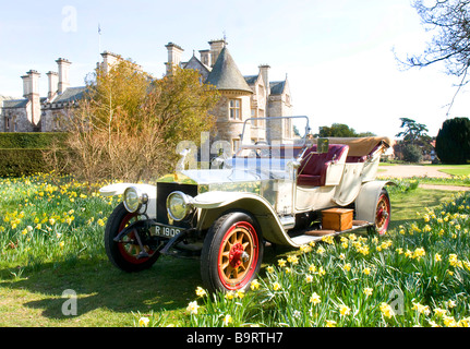 1909 Rolls-Royce Silver Ghost en dehors de Palace House, Beaulieu de jonquilles. Banque D'Images