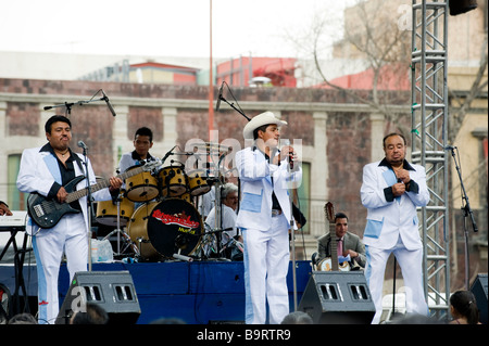 Dimanche après-midi au parc Alameda à Mexico avec musique live et danse la foule. Banque D'Images