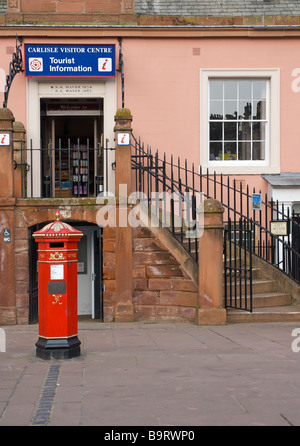 Pilier octogonal fort à l'extérieur du centre d'information touristique de l'ancienne Mairie, Carlisle, Cumbria Banque D'Images