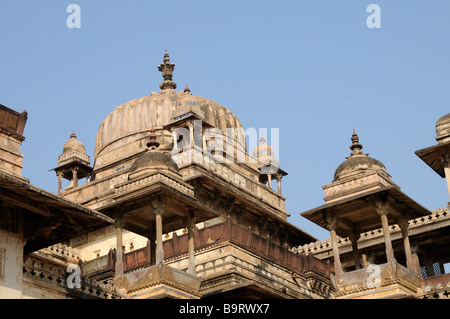 Dômes, pavillons, coupoles, chhatris, taillées dans du grès sur le toit de Jahangir Mahal (palais) à Orchha. Banque D'Images