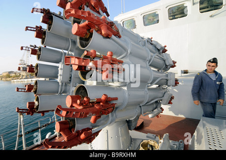 Les marins ukrainiens à travailler sur un navire de guerre de la marine ukrainienne à Sébastopol, Ukraine. Banque D'Images