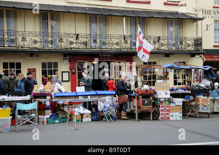 Marché le samedi à Lymington High Street dans le sud de l'Angleterre hampshire UK Banque D'Images