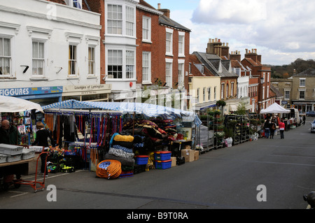 Marché le samedi à Lymington High Street dans le sud de l'Angleterre hampshire UK Banque D'Images