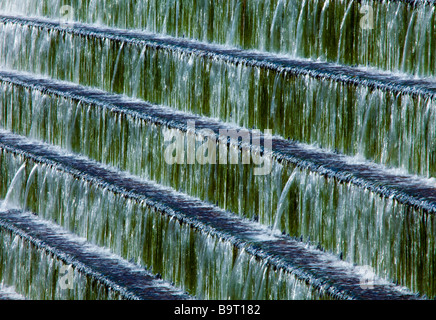 L'eau ruisselle sur le devant de l'Avon barrage sur la lande de Dartmoor en été Banque D'Images