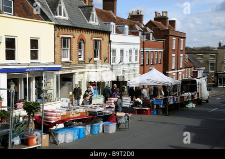 Marché le samedi à Lymington High Street dans le sud de l'Angleterre hampshire UK Banque D'Images