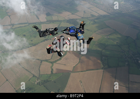 Quatre formations parachutistes faisant Banque D'Images