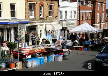 Marché le samedi à Lymington High Street dans le sud de l'Angleterre hampshire UK Banque D'Images