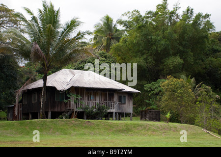 À la maison traditionnelle malaisienne permanent sur le site de l'ancien camp de prisonniers de guerre à Ranau Sabah Bornéo Banque D'Images