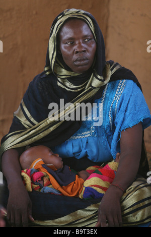 Une femme et son bébé dans un camp de réfugiés près de Goz Beida, Tchad, Afrique Banque D'Images