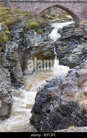 Les eaux de crue passe par l'étroite gorge rocheuse de la Linn de Dee à Mar Lodge Braemar Aberdeenshire 2203 SCO Banque D'Images