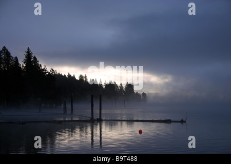 Le lever du soleil sur l'eau des lacs de l'île de Vancouver Banque D'Images