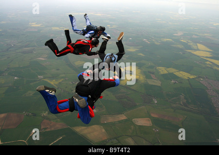 Quatre formations parachutistes faisant Banque D'Images