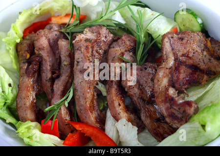 Un bol de salade grillée côtelettes d'agneau sur un lit de salade garnie de Rosemary Banque D'Images