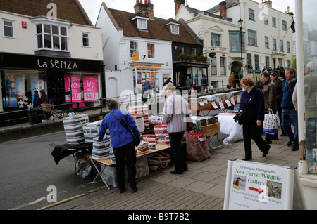 Marché le samedi à Lymington High Street dans le sud de l'Angleterre hampshire UK Banque D'Images