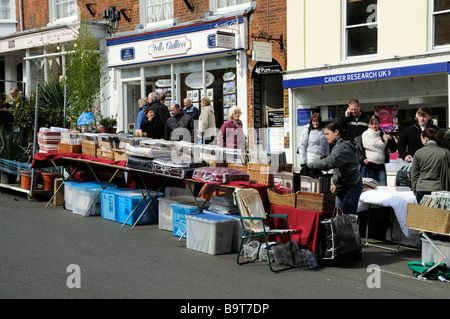 Marché le samedi à Lymington High Street dans le sud de l'Angleterre hampshire UK Banque D'Images