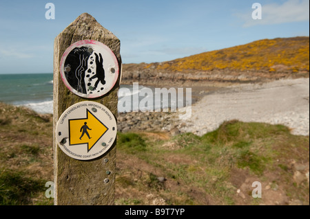 Sentier pour signer et falaises dangereuses à l'Aber plage avertissement Bach Pembrokeshire Coast National Park West Wales printemps UK Banque D'Images