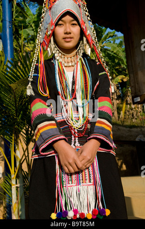 Portrait d'une femme Akha portant une robe traditionnelle et d'usure de la tête. Banque D'Images