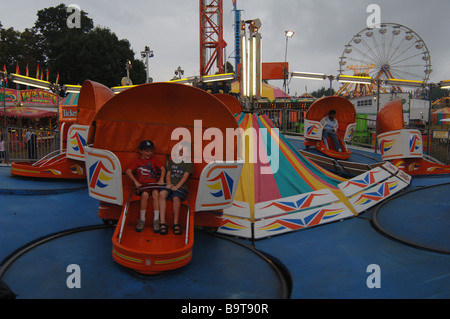 Deux garçons dans le tilt-a-whirl amusement park ride au Dutchess County Fair à Rhinebeck, NEW YORK Banque D'Images