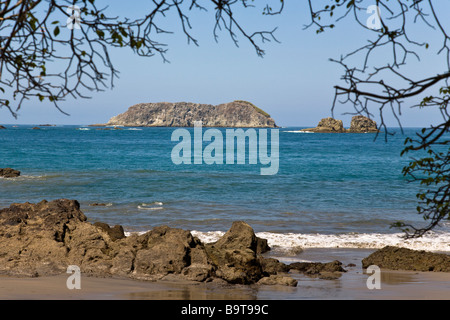 Îles Rocheuses au loin de la côte à Playa Espadilla Sur (première plage) dans le Parc National Manuel Antonio, Costa Rica. Banque D'Images