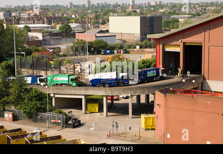 Bin de camions ou de camions à ordures au centre de traitement des déchets dans le sud de Londres Banque D'Images