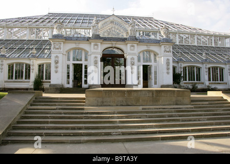 Entrée de la Chambre des régions tempérées, Royal Botanical Gardens, Kew, à l'ouest de Londres, Royaume-Uni. L'Architecte Decimus Burton. Banque D'Images