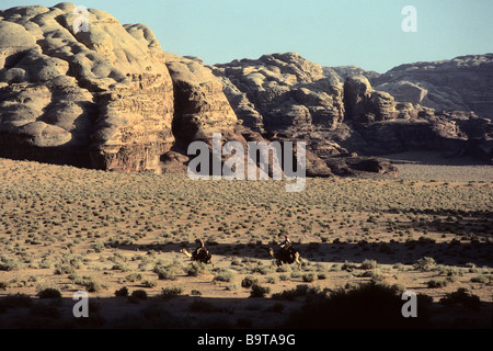 Désert jordanien sur la police patrouille dans le Wadi Rum. Partie du film Lawrence d'Arabie a été tourné ici Banque D'Images