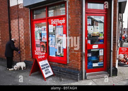 Inner city corner shop dans la région de Derby. Banque D'Images