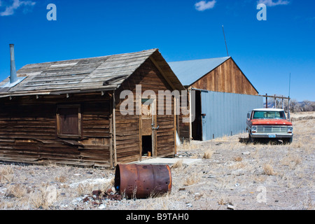 Vieux Shack vieux camion et ancienne grange dans le désert du Nevada Banque D'Images