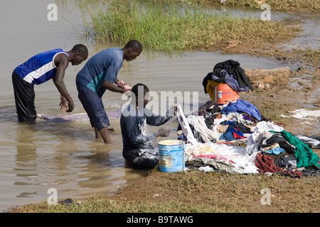 Les hommes africains à laver les vêtements dans la rivière Niger, Niamey, Niger Banque D'Images