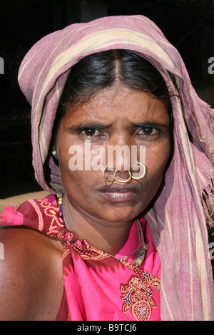 Portrait d'une jeune femme portant tribu Gadaba Sari Rose et foulard, Orissa, Inde Banque D'Images