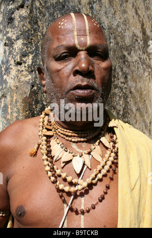 Portrait d'Indien Sadhu avec la peinture pour le visage portant des colliers de perles et robe safran Banque D'Images